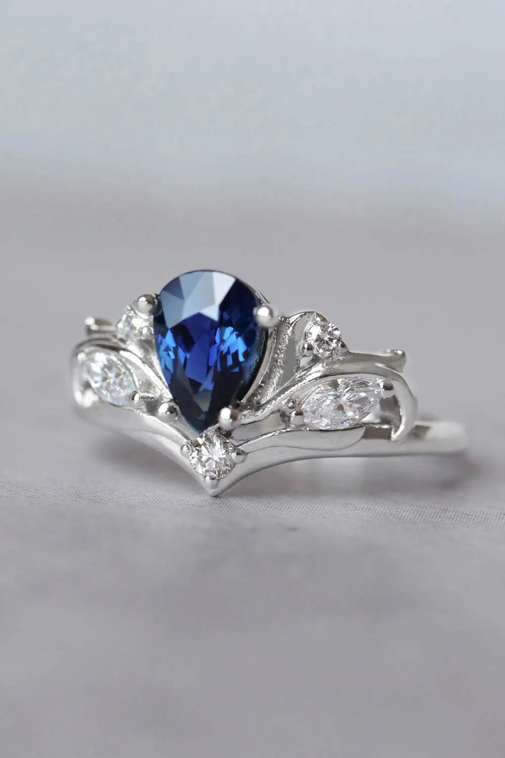 Dark blue sapphire ring / Swanlake