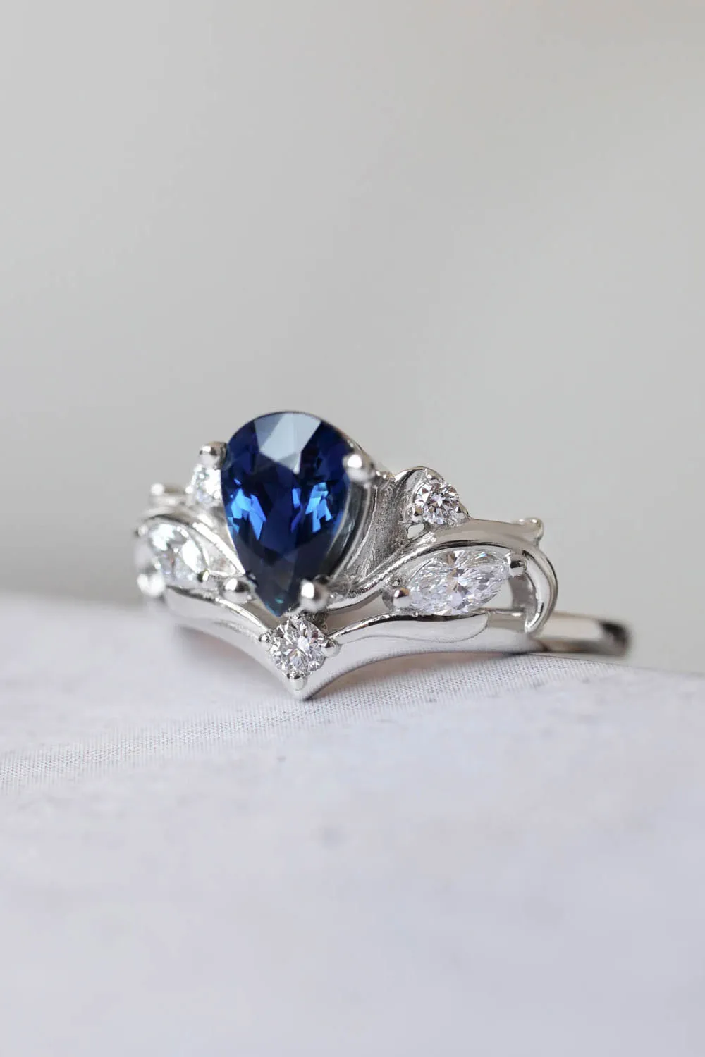 Dark blue sapphire ring / Swanlake