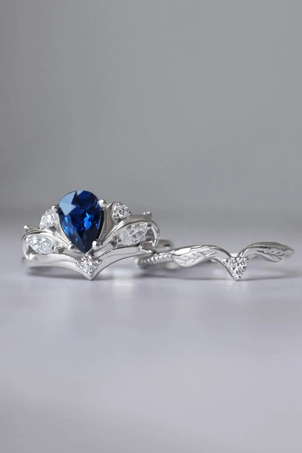 Dark blue sapphire ring / Swanlake