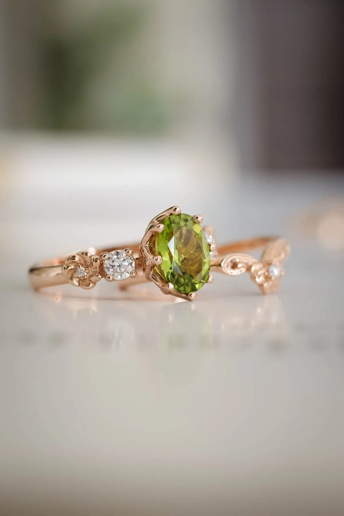 Elvish engagement ring set with peridot, fantasy gold flower rings / Fiorella