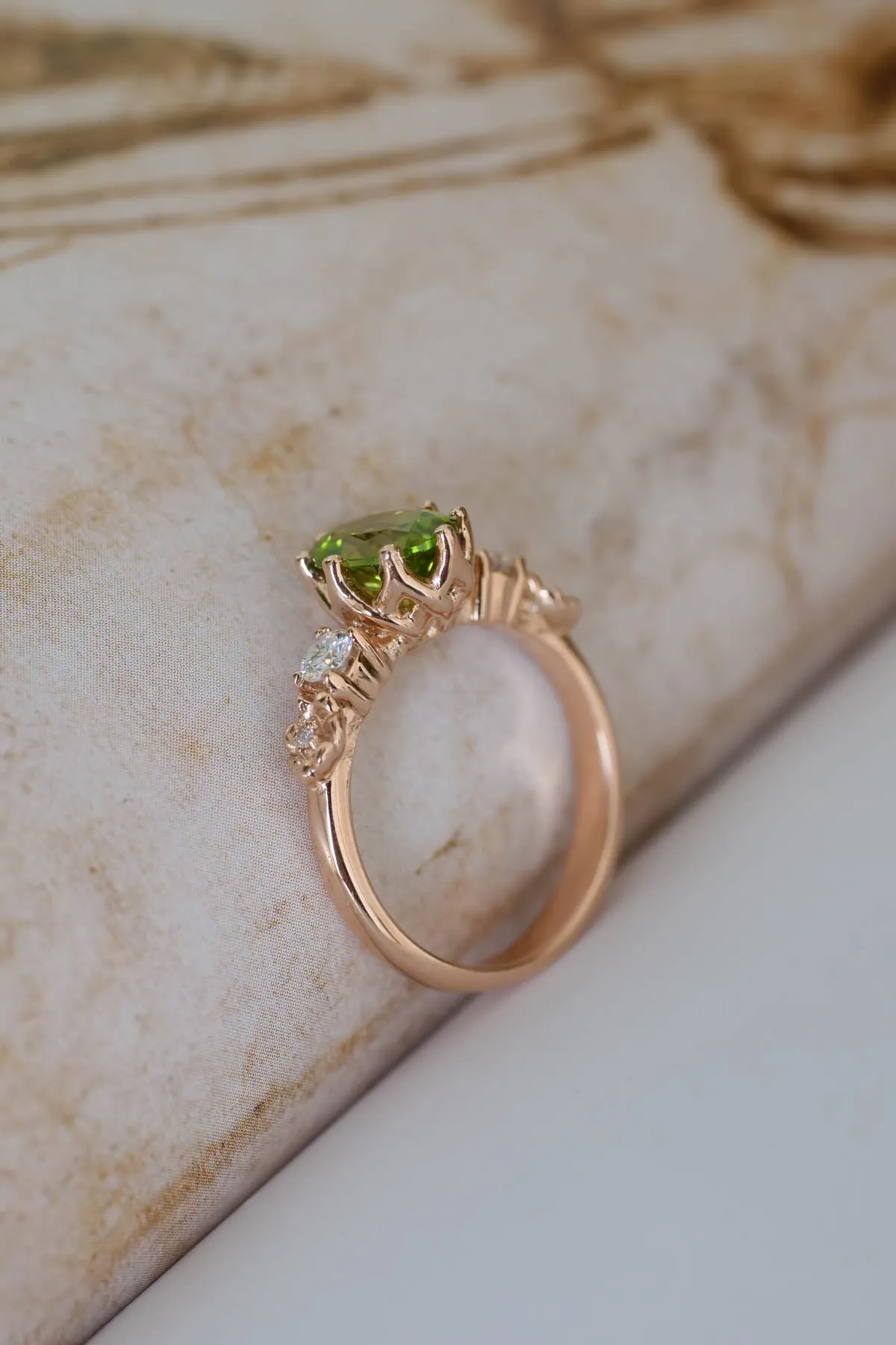 Elvish engagement ring set with peridot, fantasy gold flower rings / Fiorella