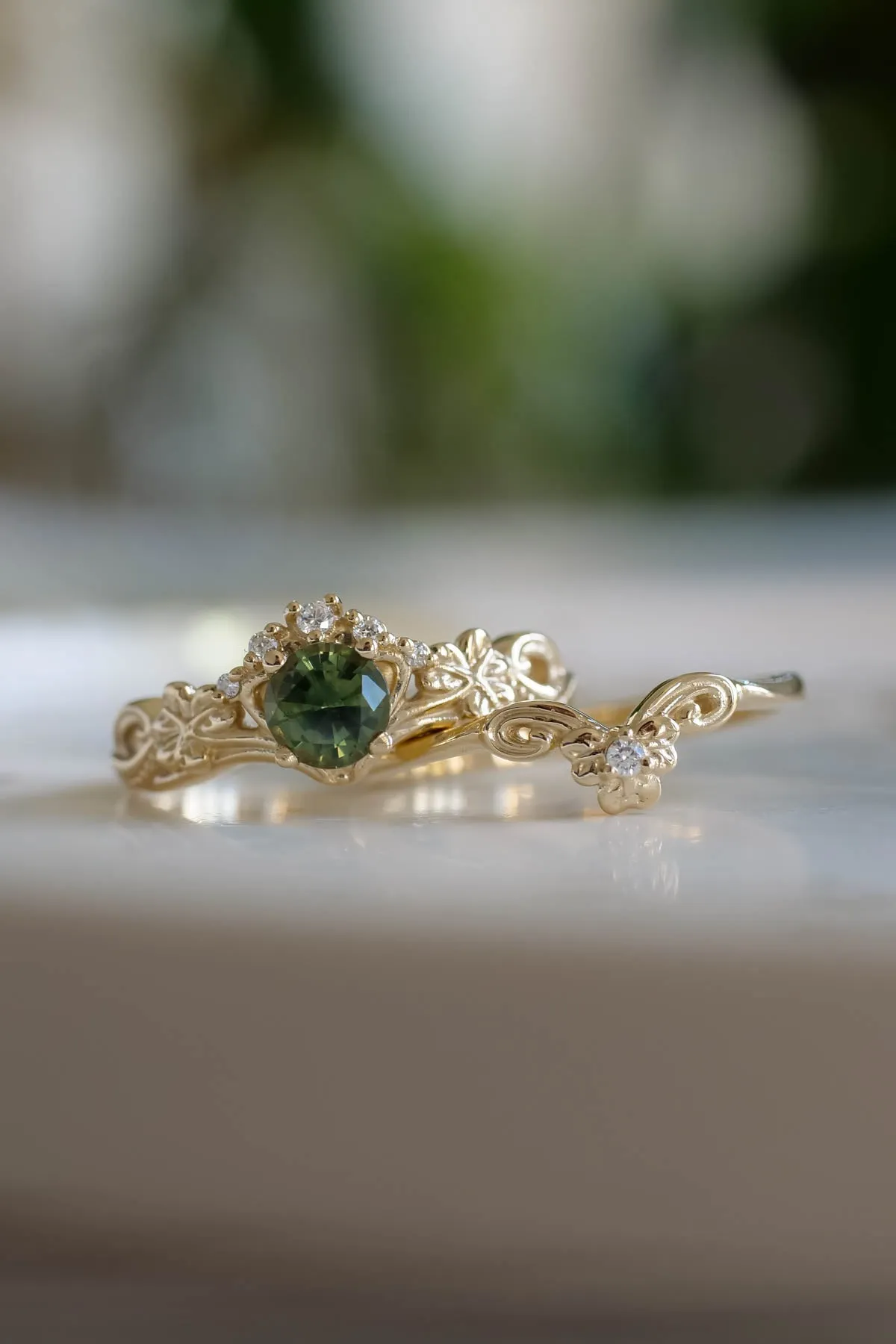 Irish engagement ring with sapphire and diamonds / Horta