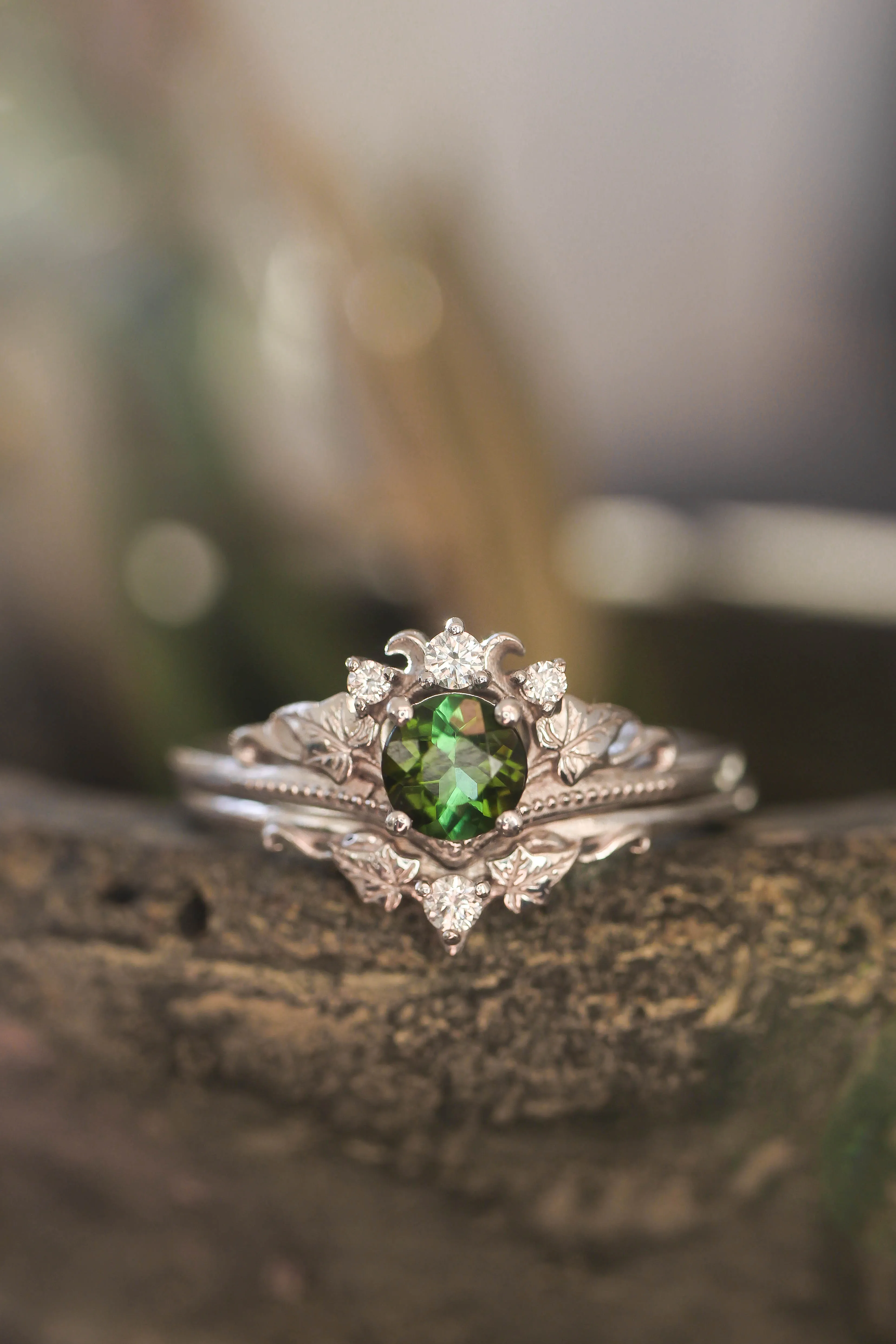 White gold ring set with tourmaline and diamonds / Ariadne