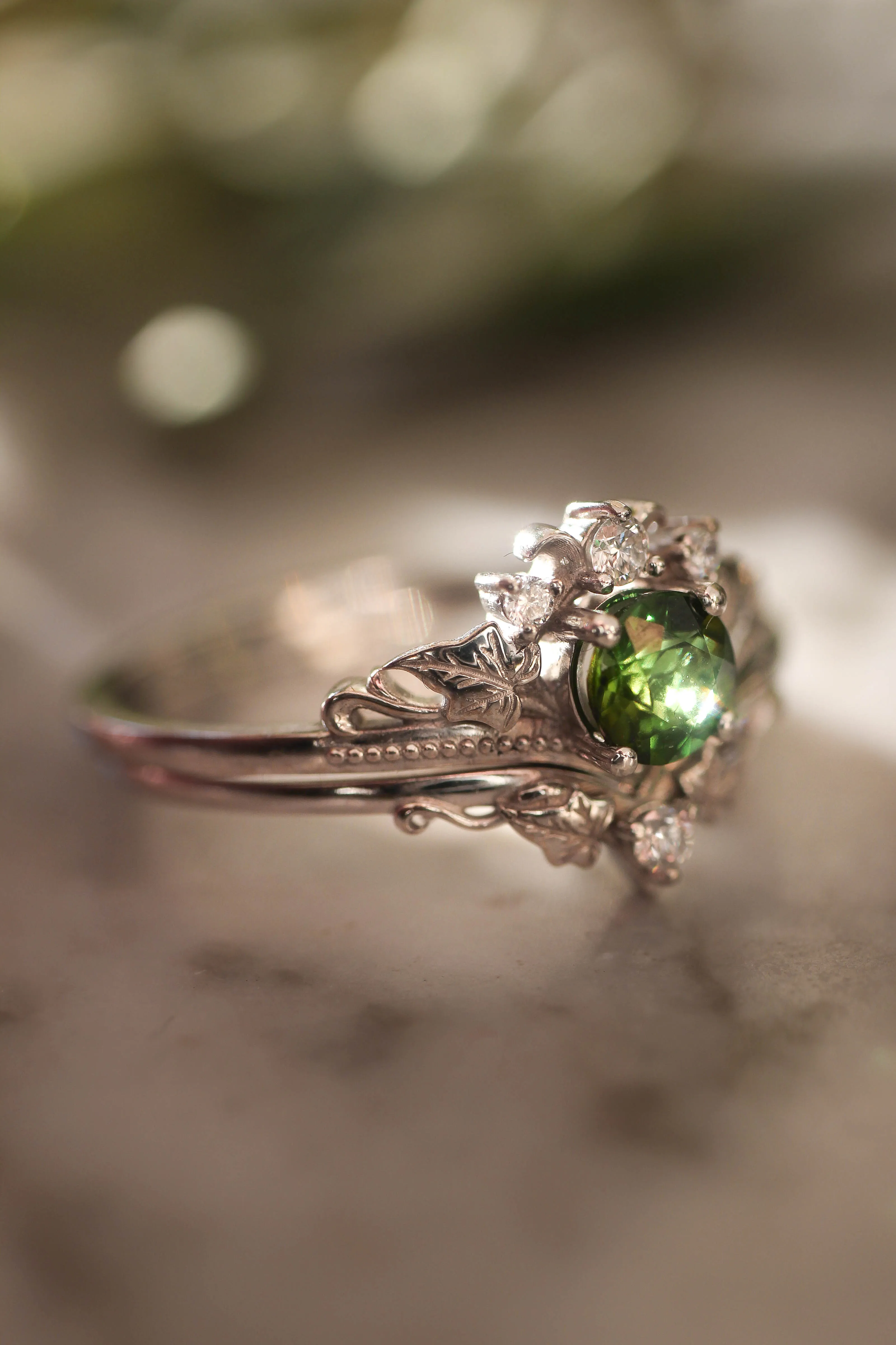 White gold ring set with tourmaline and diamonds / Ariadne