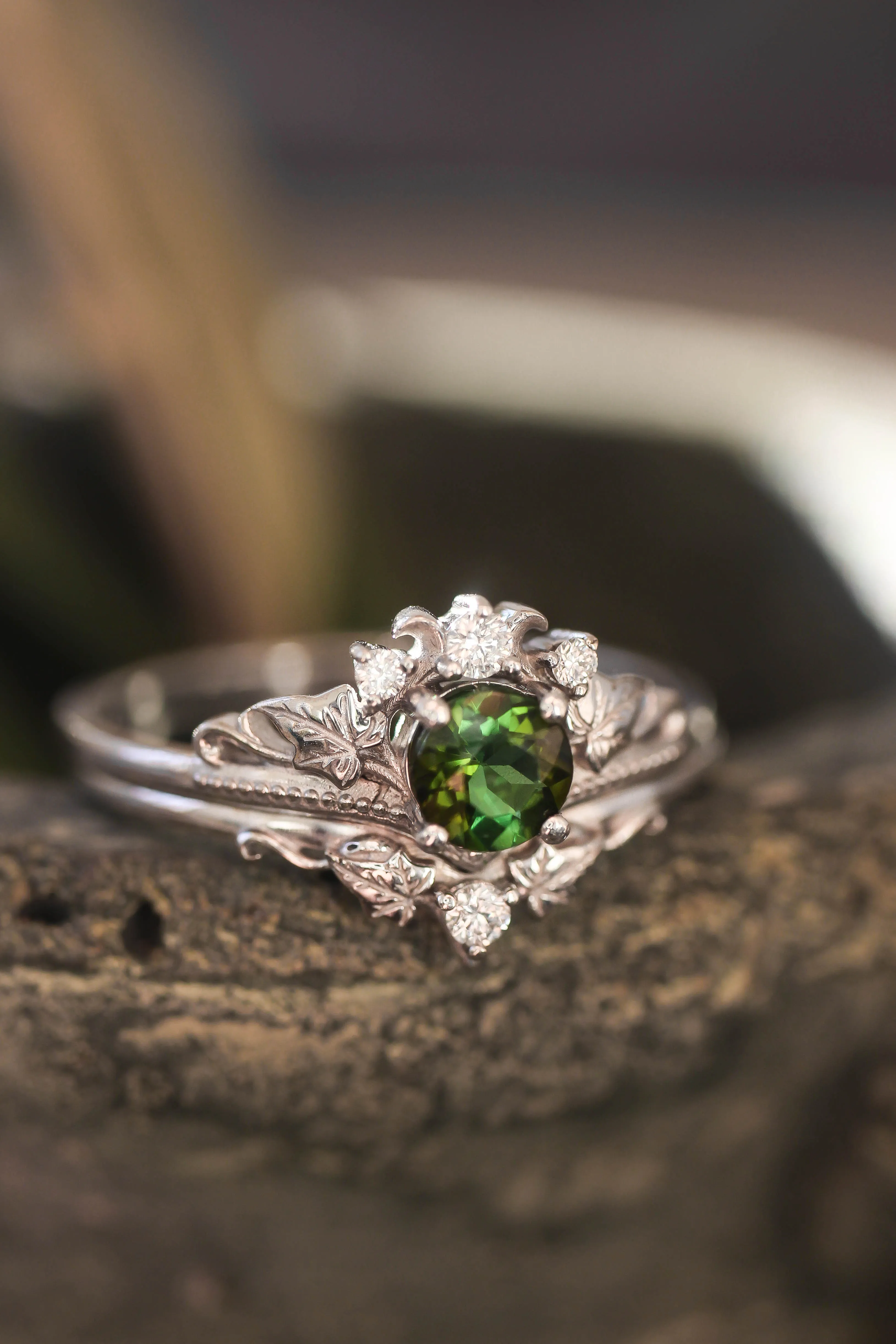 White gold ring set with tourmaline and diamonds / Ariadne