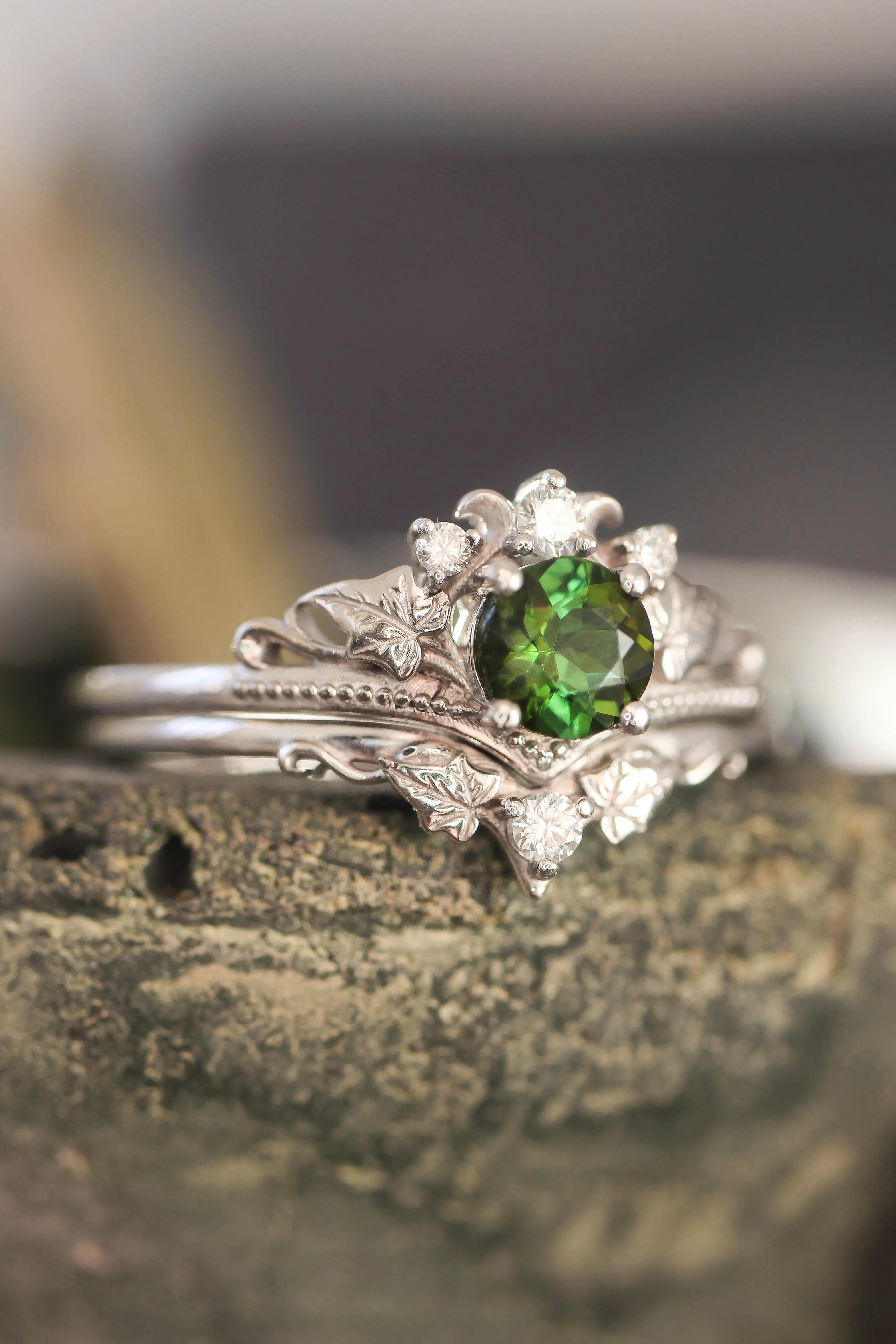 White gold ring set with tourmaline and diamonds / Ariadne