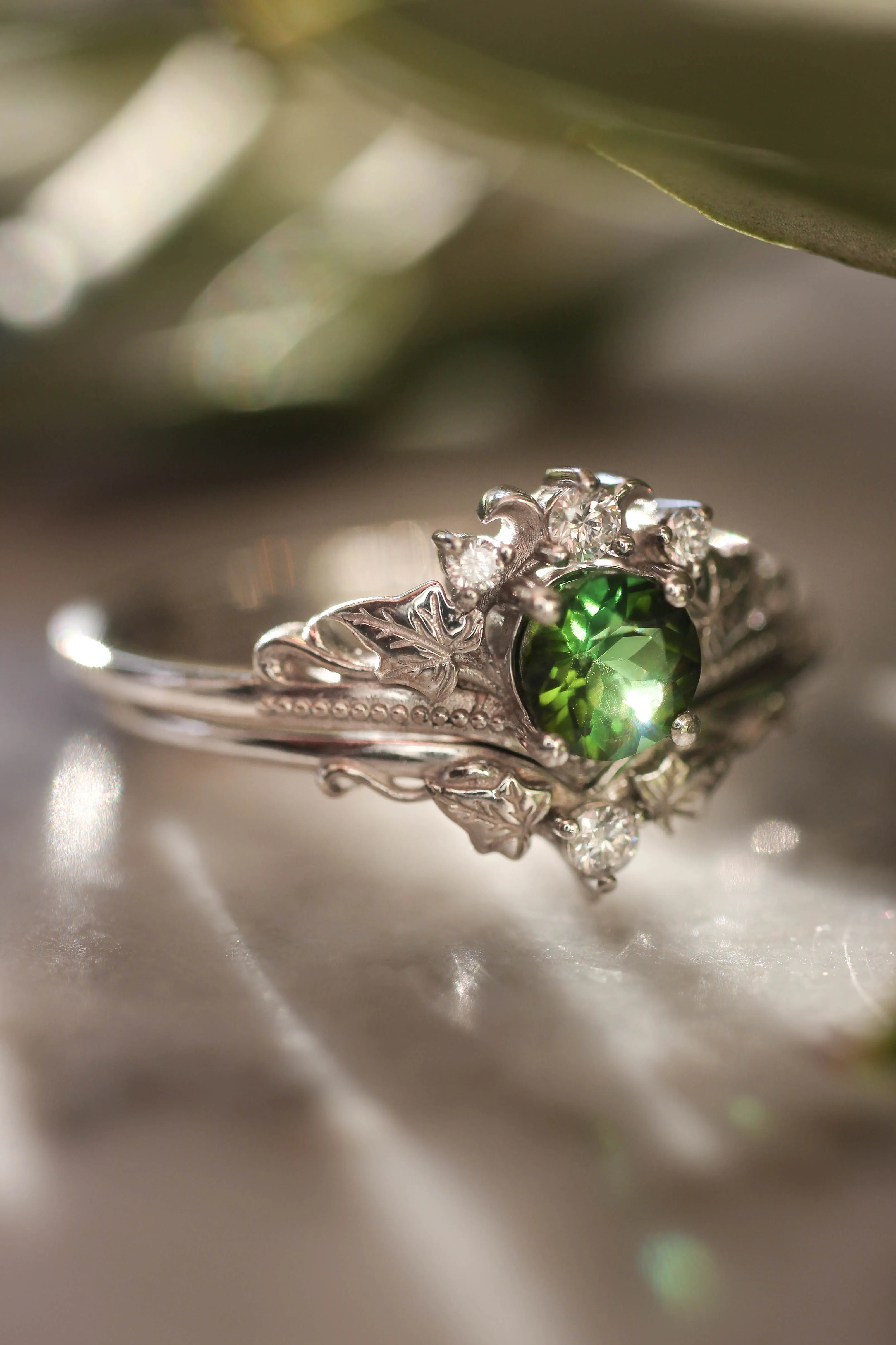 White gold ring set with tourmaline and diamonds / Ariadne